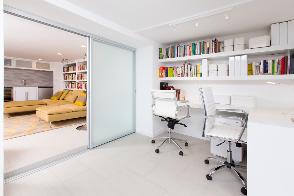 Diseño de despacho contemporáneo de tamaño medio sin chimenea con paredes blancas y escritorio empotrado