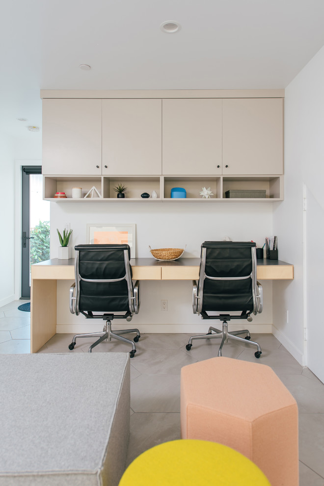 Idée de décoration pour un petit bureau vintage avec un mur blanc, un sol en carrelage de porcelaine, un bureau intégré et un sol gris.
