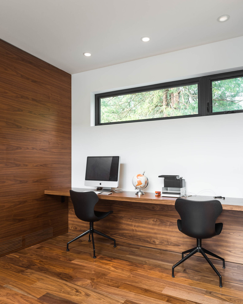 Inspiration pour un petit bureau vintage avec un mur blanc, un sol en bois brun, une cheminée standard, un manteau de cheminée en carrelage, un bureau intégré et un sol marron.