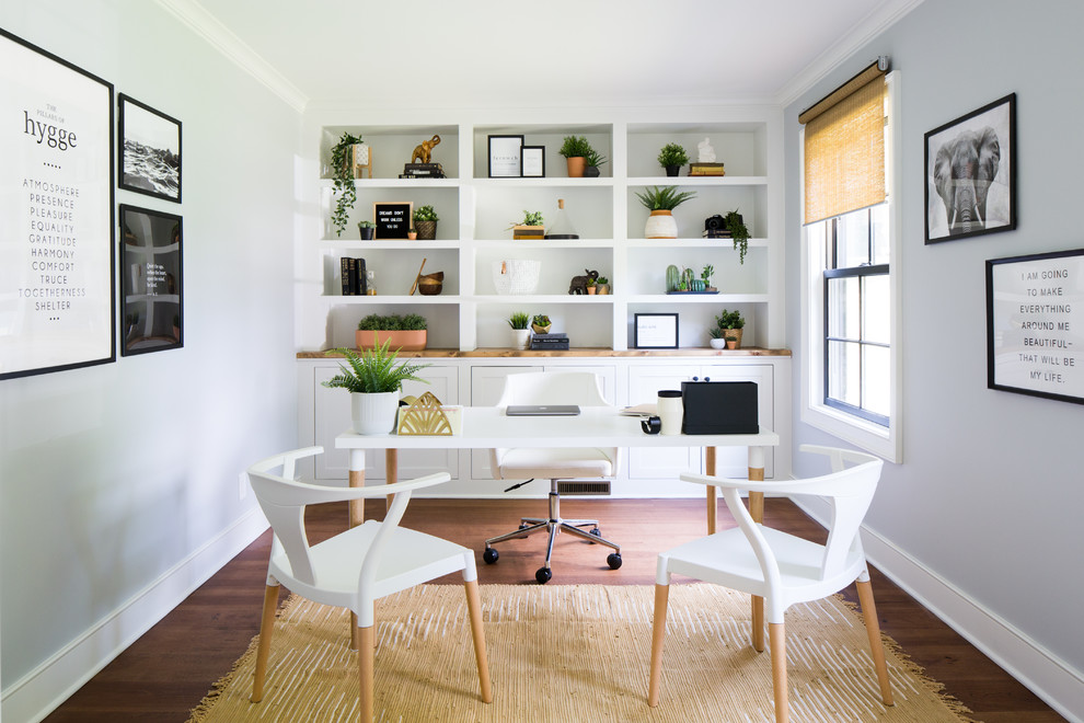 Diseño de despacho clásico renovado grande sin chimenea con suelo de madera en tonos medios, escritorio independiente, suelo marrón y paredes grises