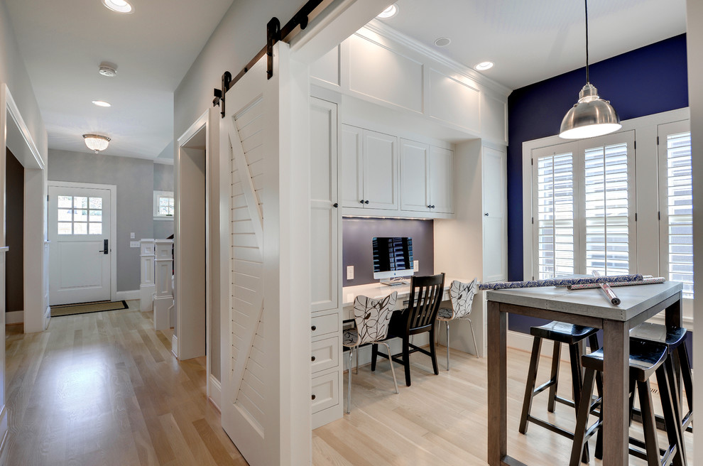 Идея дизайна: кабинет в классическом стиле с синими стенами и встроенным рабочим столом