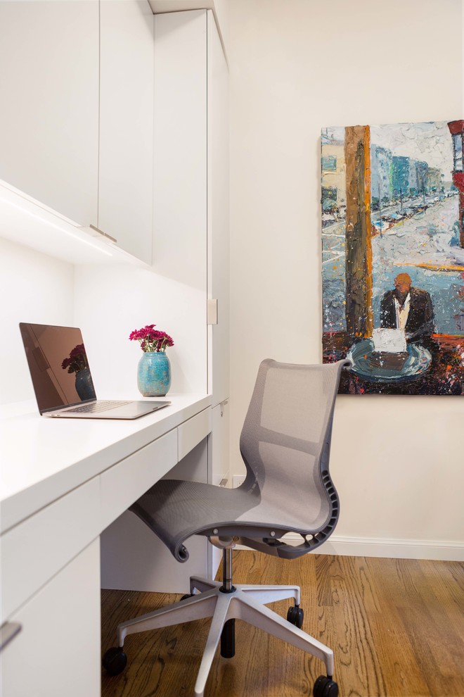 Mittelgroßes Modernes Arbeitszimmer ohne Kamin mit weißer Wandfarbe, braunem Holzboden, Einbau-Schreibtisch und braunem Boden in San Francisco