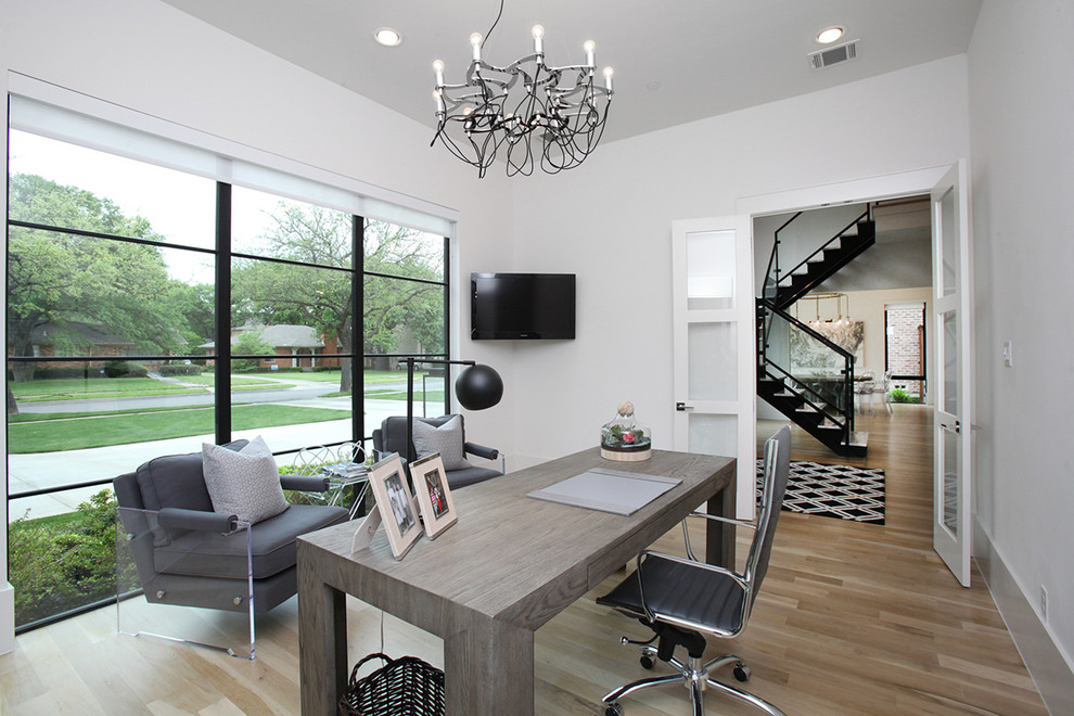 Ejemplo de despacho minimalista grande sin chimenea con paredes blancas, suelo de madera clara, escritorio independiente y suelo beige