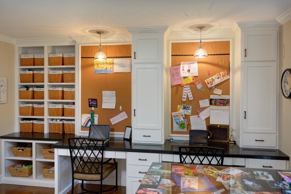 Inspiration för ett stort vintage hobbyrum, med beige väggar, mellanmörkt trägolv och ett inbyggt skrivbord