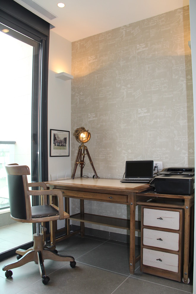 ロンドンにあるインダストリアルスタイルのおしゃれなホームオフィス・書斎の写真