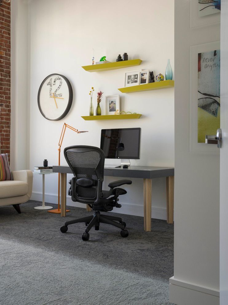 Modelo de despacho contemporáneo de tamaño medio con paredes blancas, moqueta, escritorio independiente, suelo gris y ladrillo