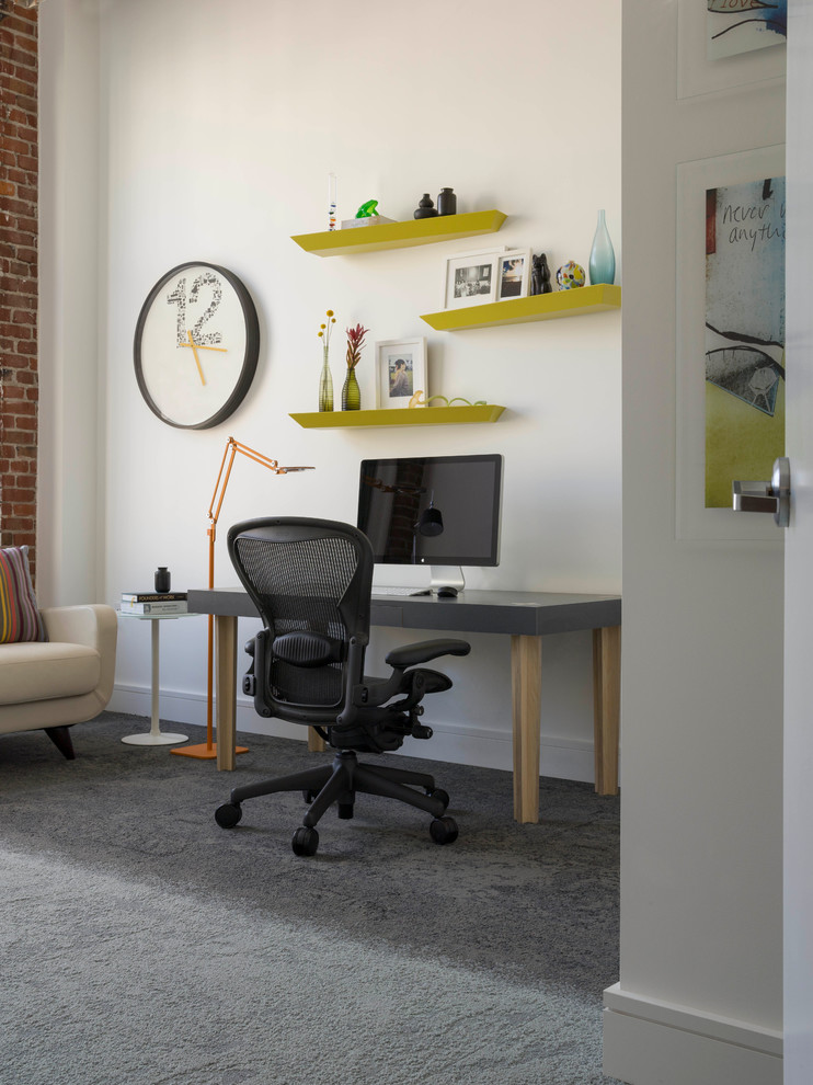 Modernes Arbeitszimmer mit weißer Wandfarbe, grauem Boden und Teppichboden in San Francisco