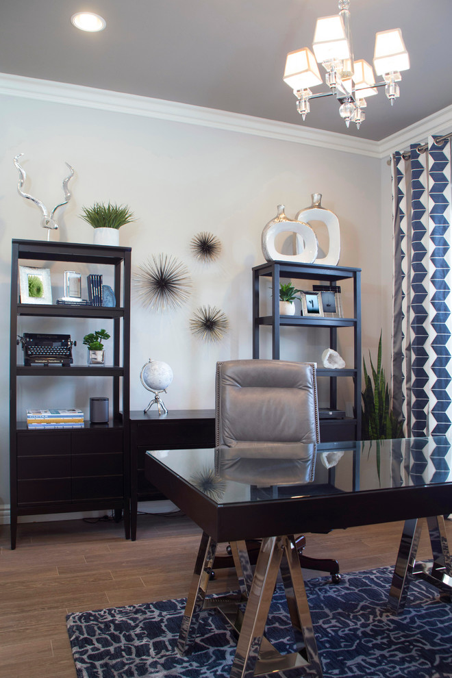 Idéer för ett klassiskt arbetsrum, med grå väggar, klinkergolv i keramik och ett fristående skrivbord