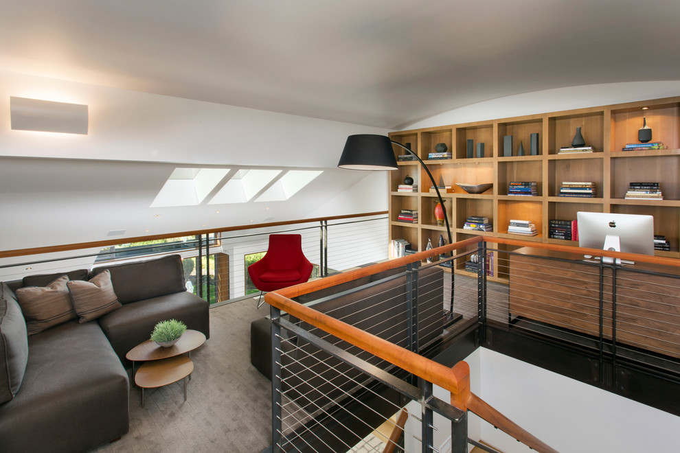 Idéer för ett litet modernt hemmabibliotek, med vita väggar, heltäckningsmatta, ett fristående skrivbord och grått golv