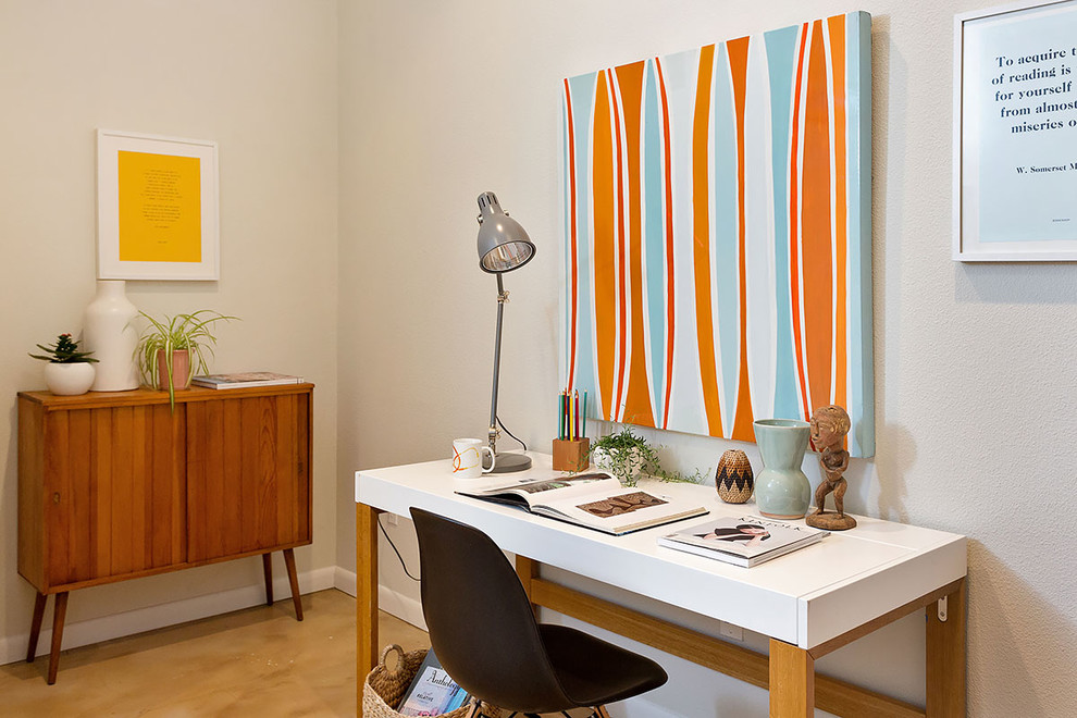 Ejemplo de despacho minimalista pequeño sin chimenea con paredes blancas y suelo de cemento
