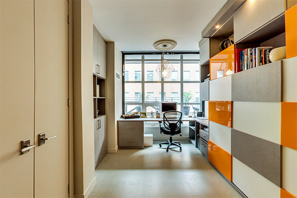 Ispirazione per un grande ufficio minimalista con pareti grigie, pavimento in cemento, scrivania incassata e pavimento grigio