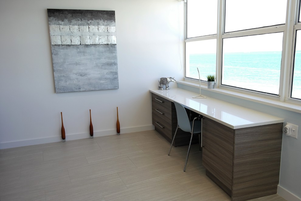 Cette photo montre un petit bureau moderne de type studio avec un mur blanc, un sol en carrelage de porcelaine et un bureau intégré.