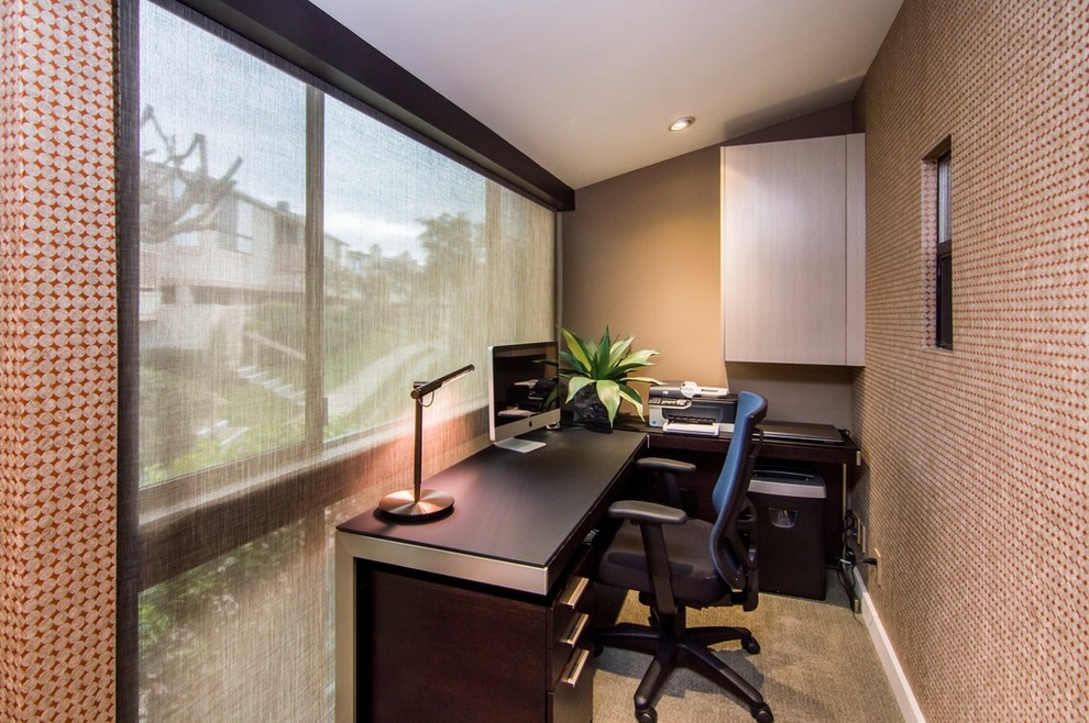 Idee per un piccolo ufficio con pareti beige, moquette e scrivania autoportante