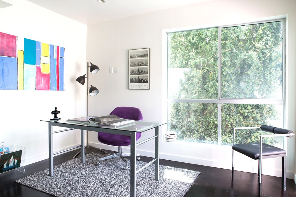 На фото: кабинет в современном стиле с белыми стенами и отдельно стоящим рабочим столом без камина с