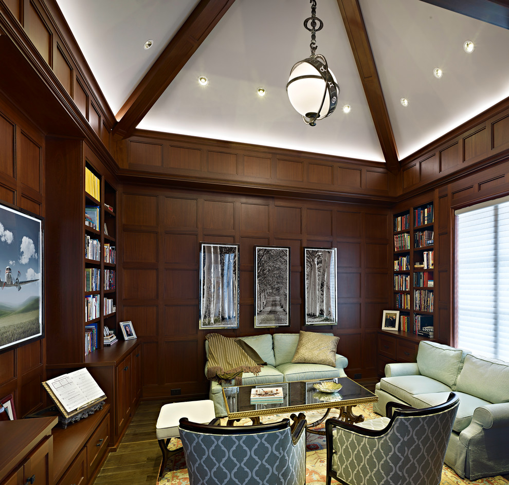Пример оригинального дизайна: домашняя библиотека среднего размера в современном стиле с коричневыми стенами и темным паркетным полом без камина