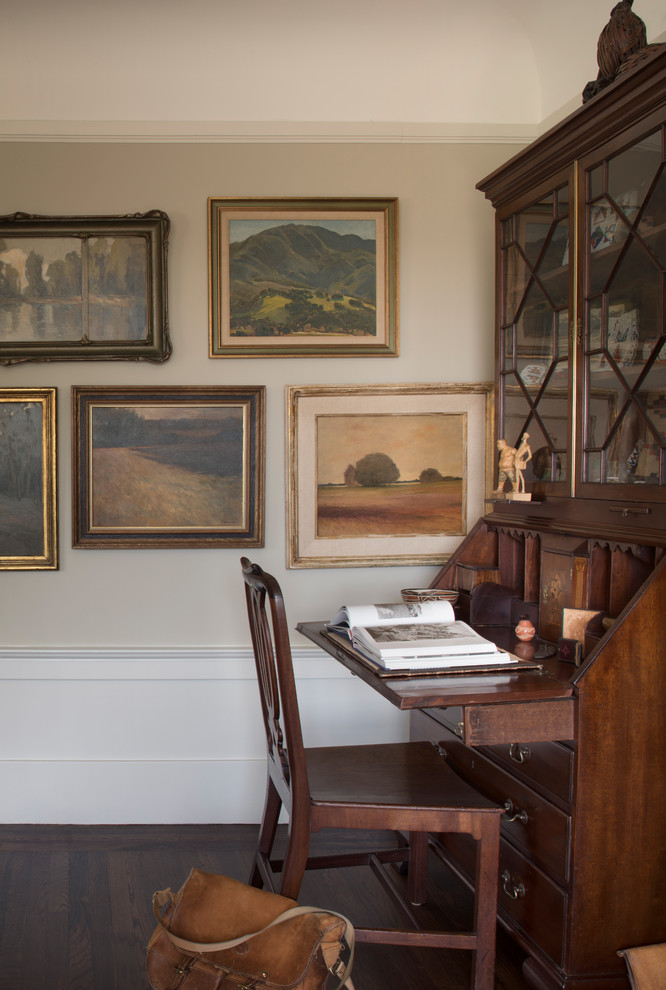 Foto di uno studio classico con pareti beige, parquet scuro, scrivania autoportante e pavimento marrone