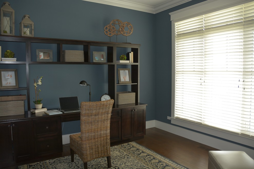 Exemple d'un petit bureau craftsman avec un mur bleu, parquet foncé, aucune cheminée, un bureau indépendant et un sol marron.