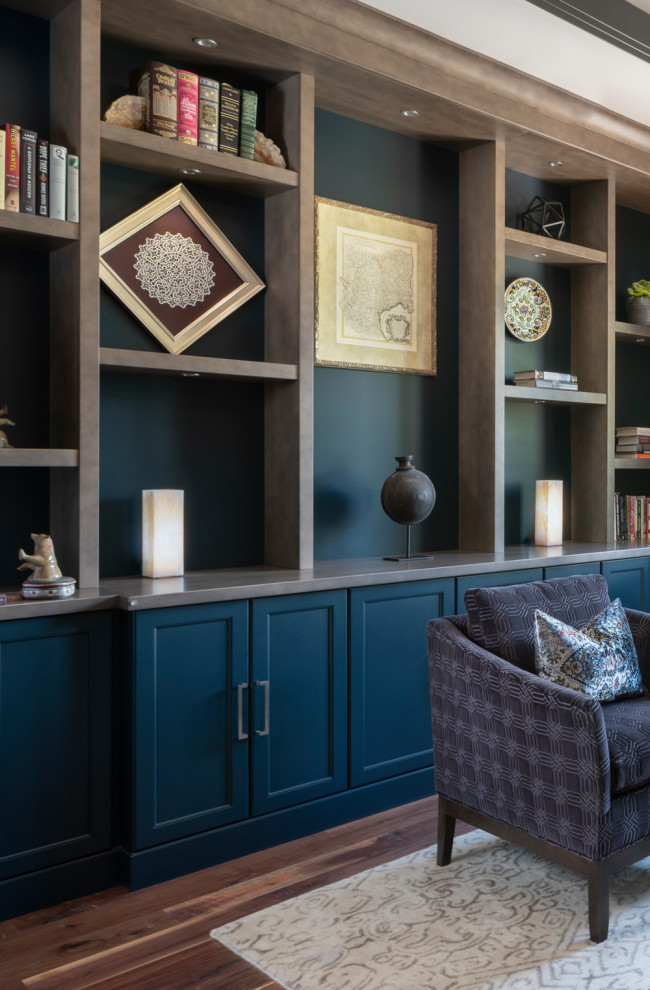 Réalisation d'un bureau craftsman de taille moyenne avec une bibliothèque ou un coin lecture, un sol en bois brun, un sol marron et un mur noir.