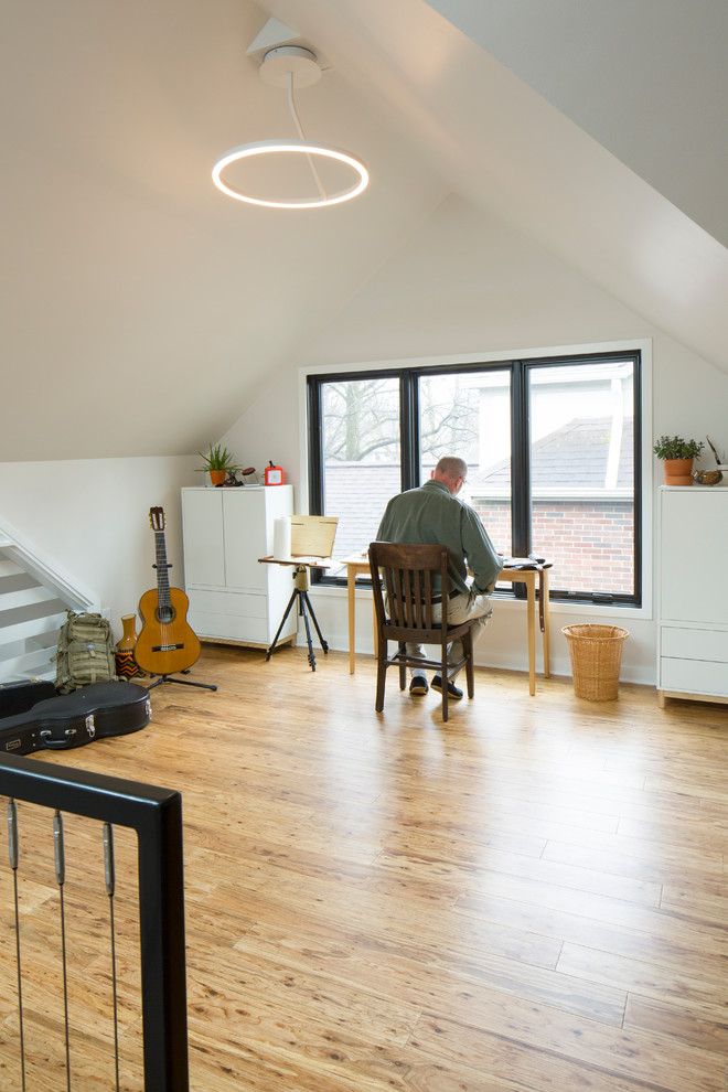 Foto de despacho escandinavo de tamaño medio con paredes blancas, escritorio independiente, suelo de bambú y suelo beige