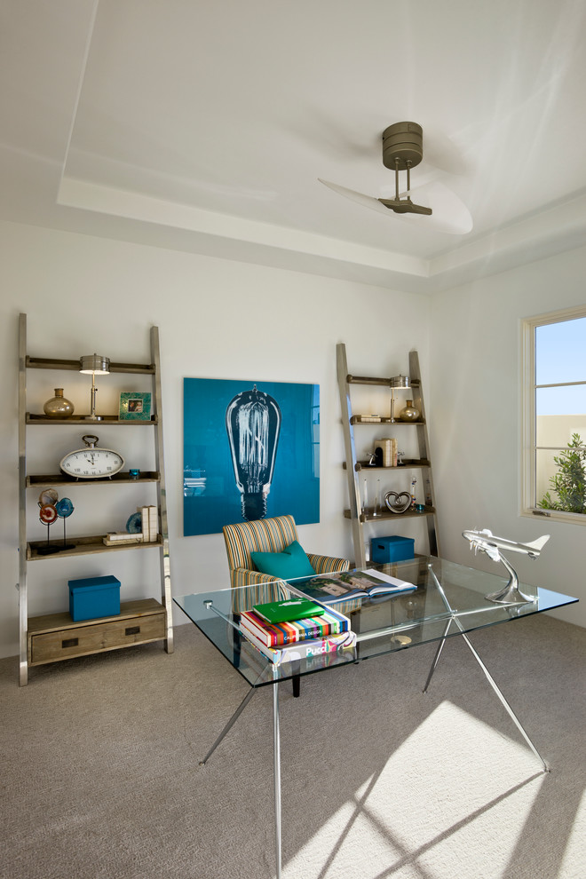 Стильный дизайн: кабинет среднего размера в средиземноморском стиле с серыми стенами, ковровым покрытием, отдельно стоящим рабочим столом и серым полом - последний тренд