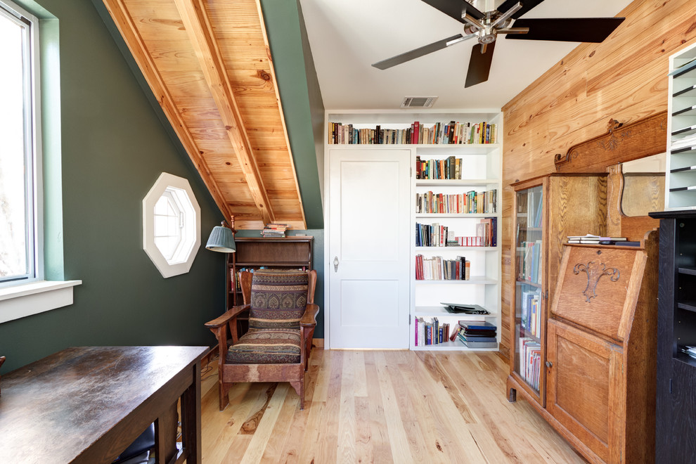 Foto på ett eklektiskt arbetsrum, med gröna väggar, ljust trägolv och ett fristående skrivbord