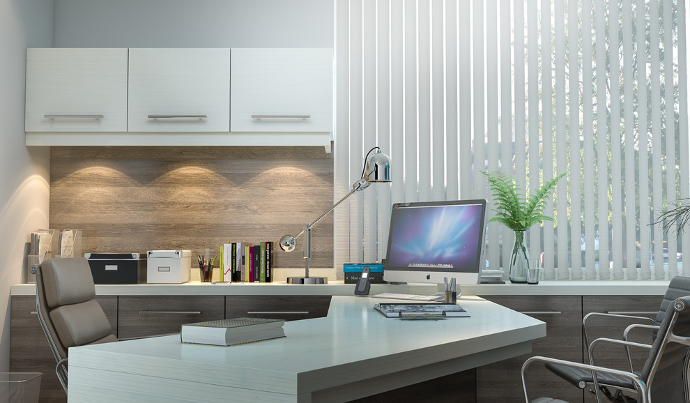 Idée de décoration pour un grand bureau minimaliste avec un mur blanc, un bureau intégré, un sol en bois brun et un sol marron.