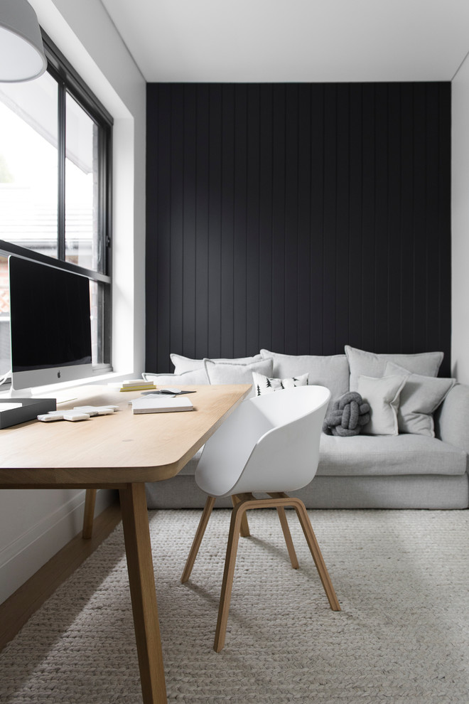 Diseño de despacho moderno de tamaño medio con paredes blancas, suelo de madera clara y escritorio independiente