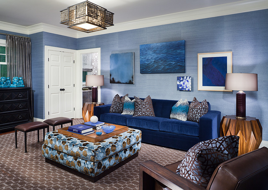 Immagine di un ufficio minimal di medie dimensioni con pareti blu, parquet scuro, scrivania incassata e pavimento marrone