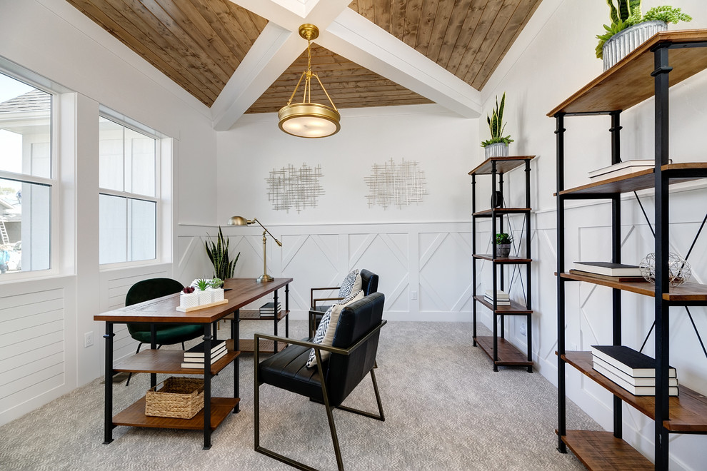 Diseño de despacho de estilo de casa de campo de tamaño medio sin chimenea con paredes blancas, moqueta, escritorio independiente y suelo gris