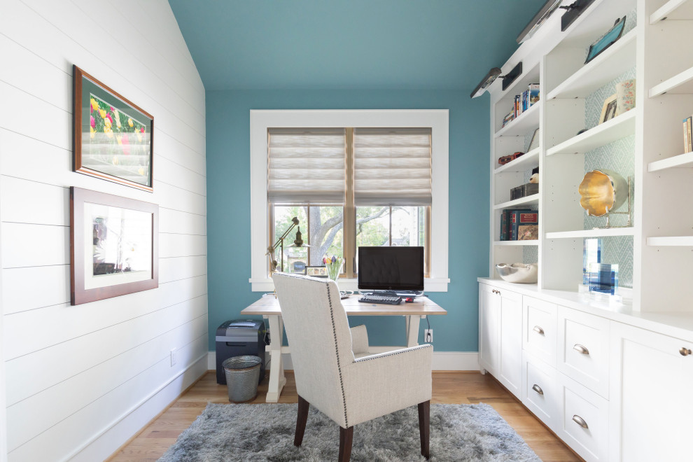 Inspiration pour un grand bureau rustique avec un mur bleu, parquet clair, aucune cheminée, un bureau indépendant et un sol beige.