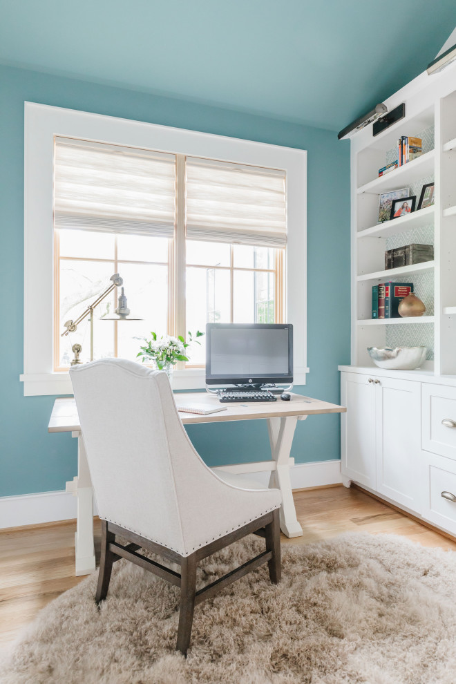 Idée de décoration pour un grand bureau champêtre avec un mur bleu, parquet clair, aucune cheminée, un bureau indépendant et un sol beige.