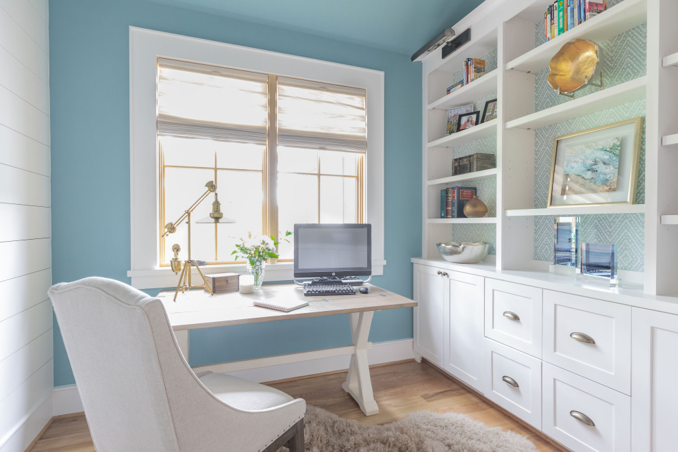 Inspiration pour un grand bureau rustique avec un mur bleu, parquet clair, aucune cheminée, un bureau indépendant et un sol beige.