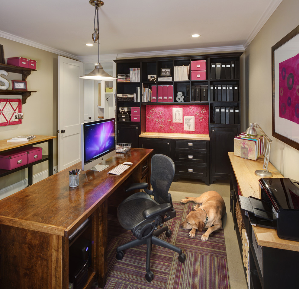 Idéer för ett mellanstort lantligt arbetsrum, med beige väggar, laminatgolv och ett fristående skrivbord