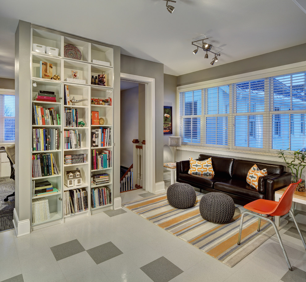 ミルウォーキーにある中くらいなカントリー風のおしゃれなホームオフィス・書斎 (グレーの壁、ラミネートの床、造り付け机) の写真