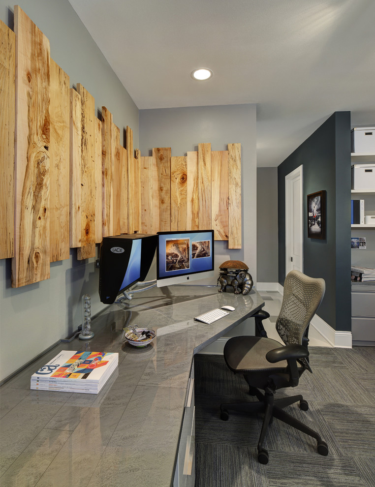 Mittelgroßes Landhausstil Arbeitszimmer mit grauer Wandfarbe, Teppichboden und Einbau-Schreibtisch in Milwaukee