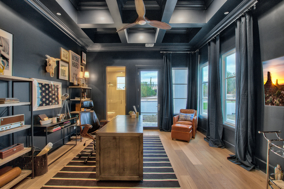 Immagine di un ufficio country con pareti nere, pavimento in legno massello medio, scrivania autoportante e pavimento marrone