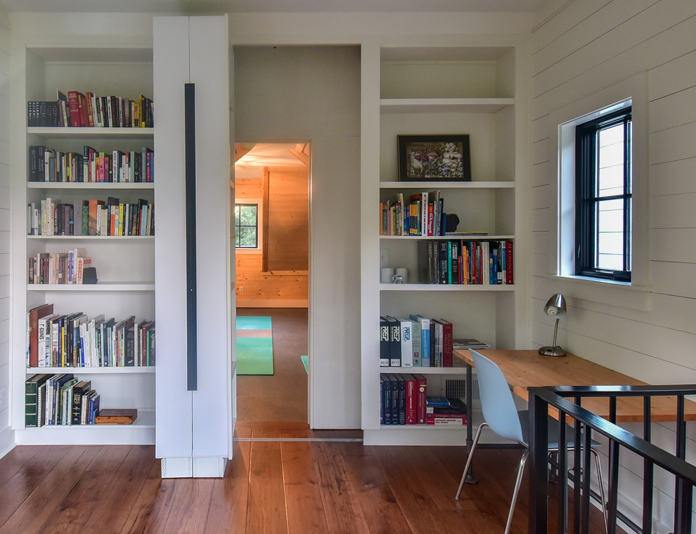 他の地域にある小さなカントリー風のおしゃれな書斎 (白い壁、無垢フローリング、自立型机、茶色い床) の写真