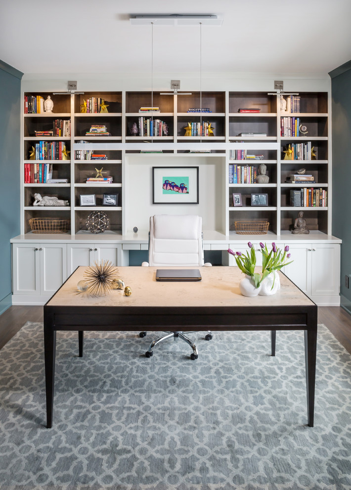 На фото: кабинет среднего размера в стиле неоклассика (современная классика) с отдельно стоящим рабочим столом, синими стенами, темным паркетным полом и коричневым полом без камина с