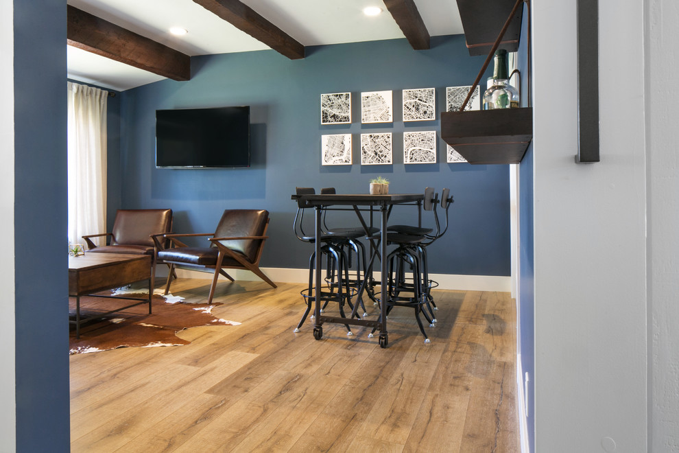 Idée de décoration pour un bureau champêtre de taille moyenne et de type studio avec un mur bleu, un sol en bois brun, aucune cheminée et un bureau indépendant.