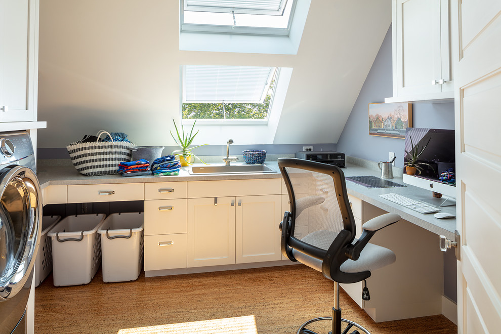 Mittelgroßes Maritimes Arbeitszimmer ohne Kamin mit Einbau-Schreibtisch, Korkboden, braunem Boden und blauer Wandfarbe in Sonstige