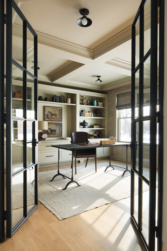Inspiration för ett mellanstort vintage arbetsrum, med mellanmörkt trägolv, ett fristående skrivbord, brunt golv och grå väggar