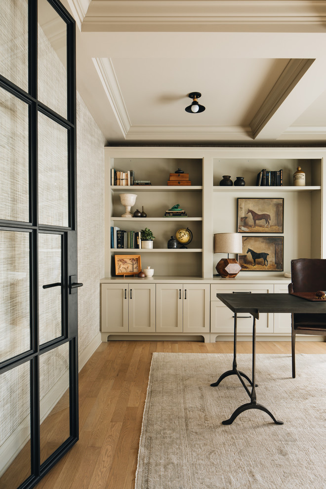 Idéer för att renovera ett mellanstort vintage arbetsrum, med gröna väggar, mellanmörkt trägolv, ett fristående skrivbord och brunt golv