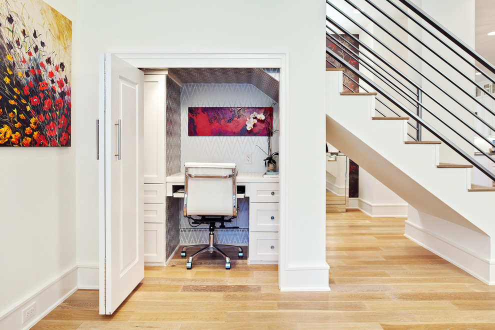 Kleines Klassisches Arbeitszimmer mit Arbeitsplatz, weißer Wandfarbe, hellem Holzboden, Einbau-Schreibtisch und beigem Boden in Austin