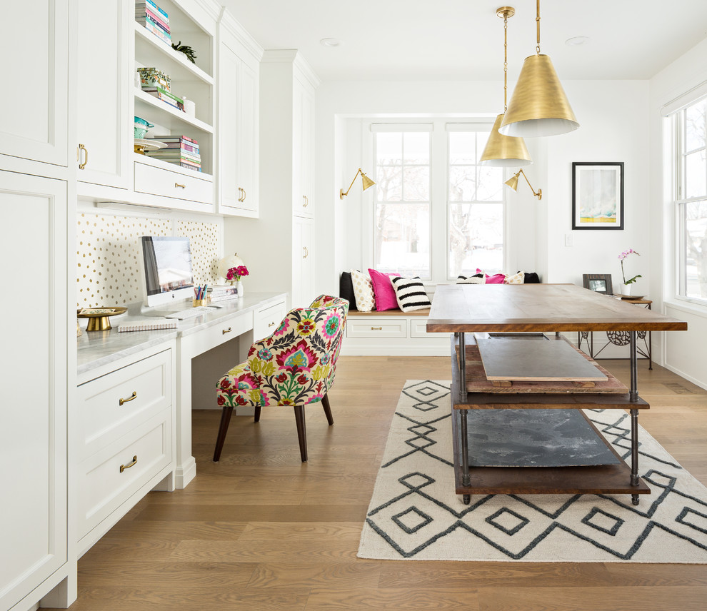 Landhausstil Arbeitszimmer ohne Kamin mit Arbeitsplatz, weißer Wandfarbe, braunem Holzboden, Einbau-Schreibtisch und braunem Boden in Salt Lake City