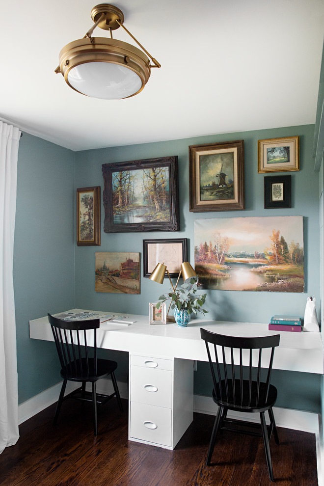 Modelo de sala de manualidades tradicional renovada con paredes azules, suelo de madera oscura, escritorio empotrado y suelo marrón