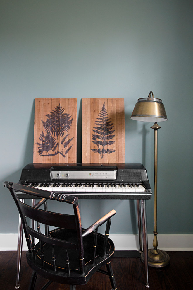 Foto di uno studio tradizionale con pareti blu, parquet scuro e pavimento marrone