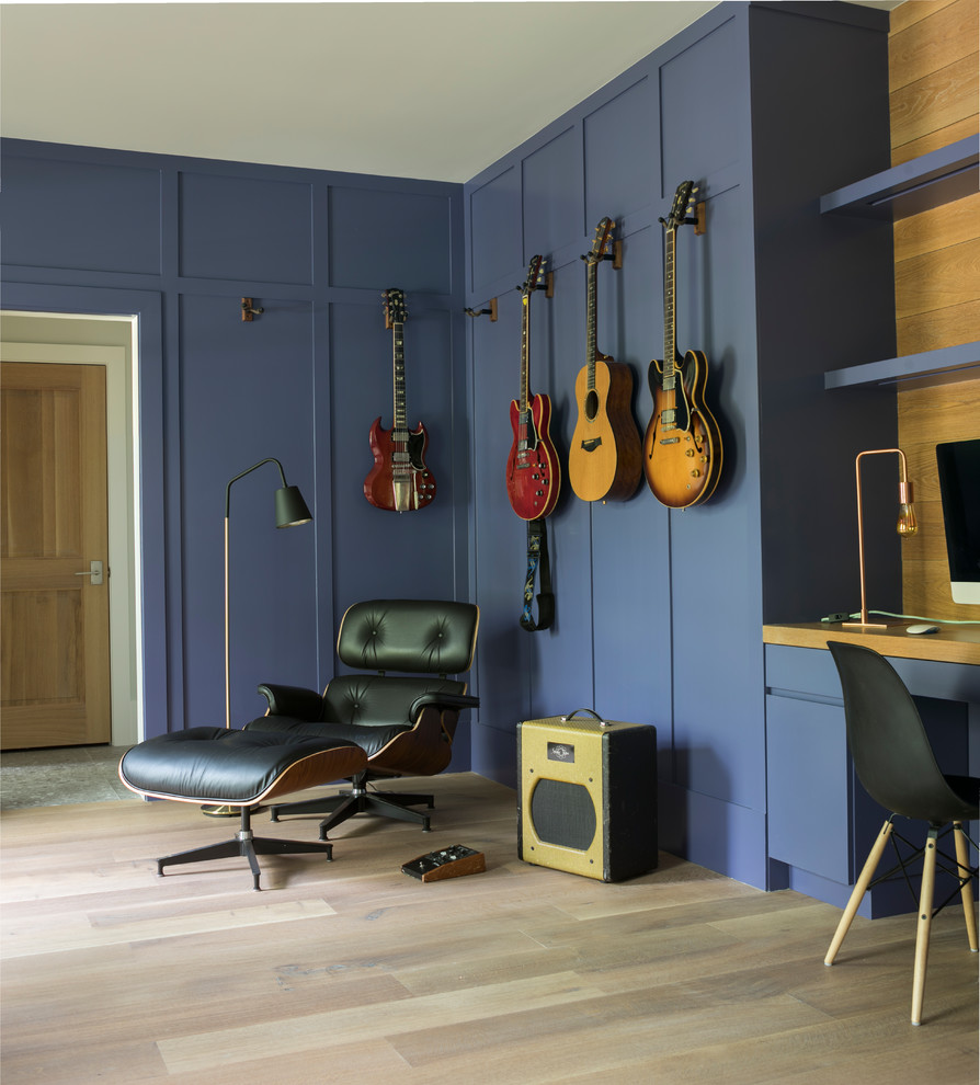 Idee per uno studio country con pareti blu, parquet chiaro, scrivania incassata e pavimento beige