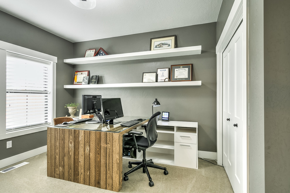 Ejemplo de despacho de estilo de casa de campo de tamaño medio con paredes grises, moqueta, escritorio independiente y suelo marrón