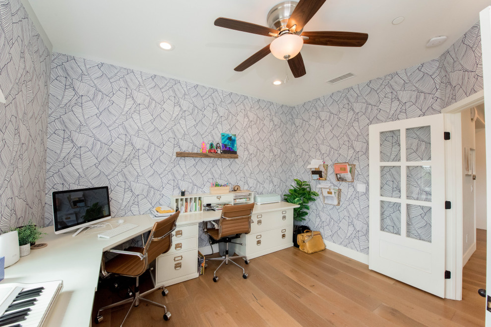Пример оригинального дизайна: кабинет в стиле кантри с серыми стенами, светлым паркетным полом, встроенным рабочим столом, коричневым полом и обоями на стенах