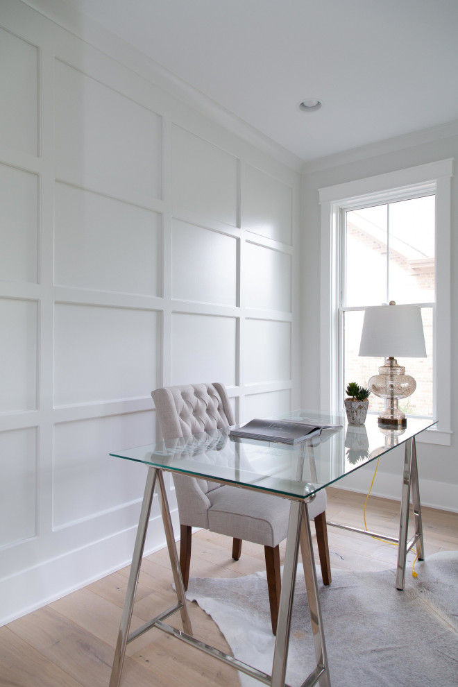 Idée de décoration pour un bureau champêtre de taille moyenne avec un mur blanc, parquet clair, un bureau indépendant et un sol beige.